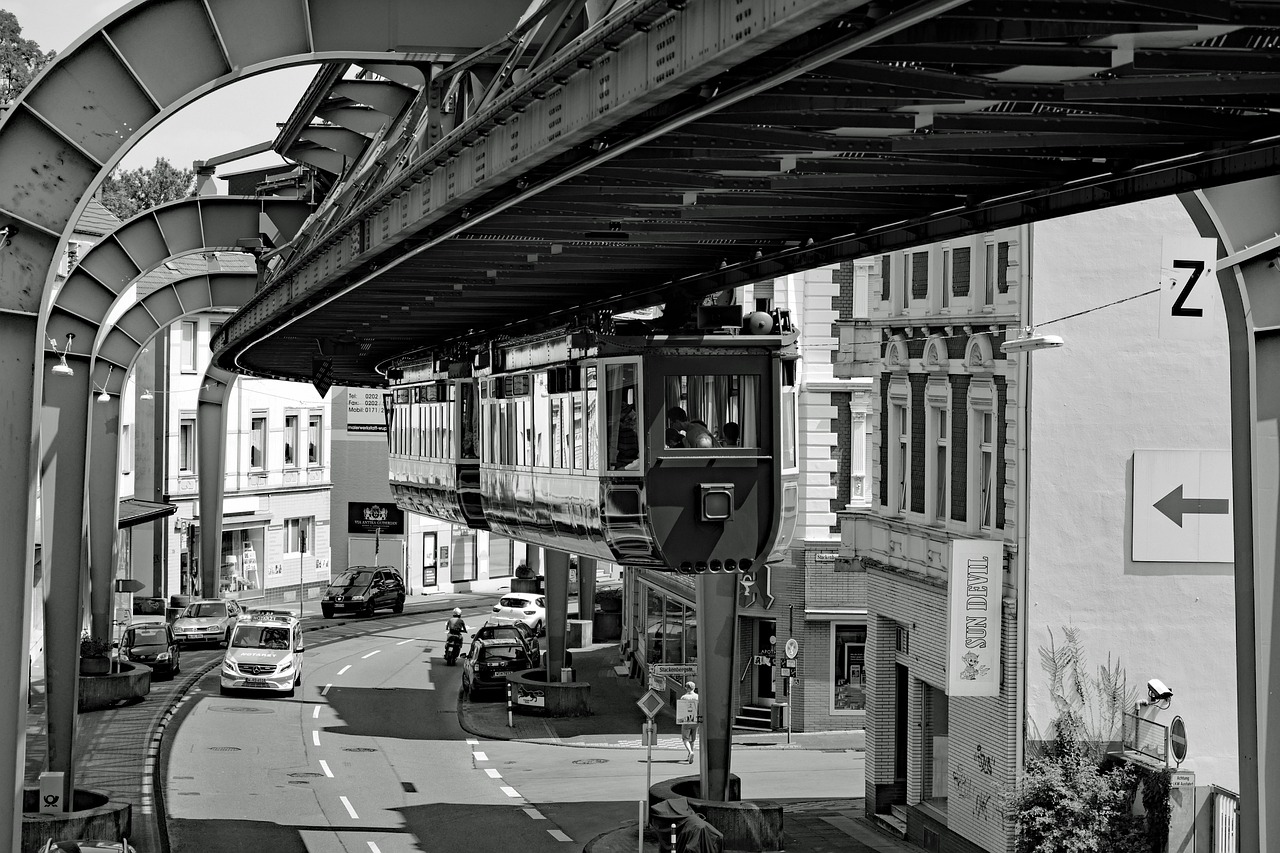 Wuppertaler Schwebebahn über der Elberfelder Innenstadt